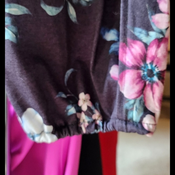 Chic Floral Women's Jumpsuit in Black - Picture 2 of 6